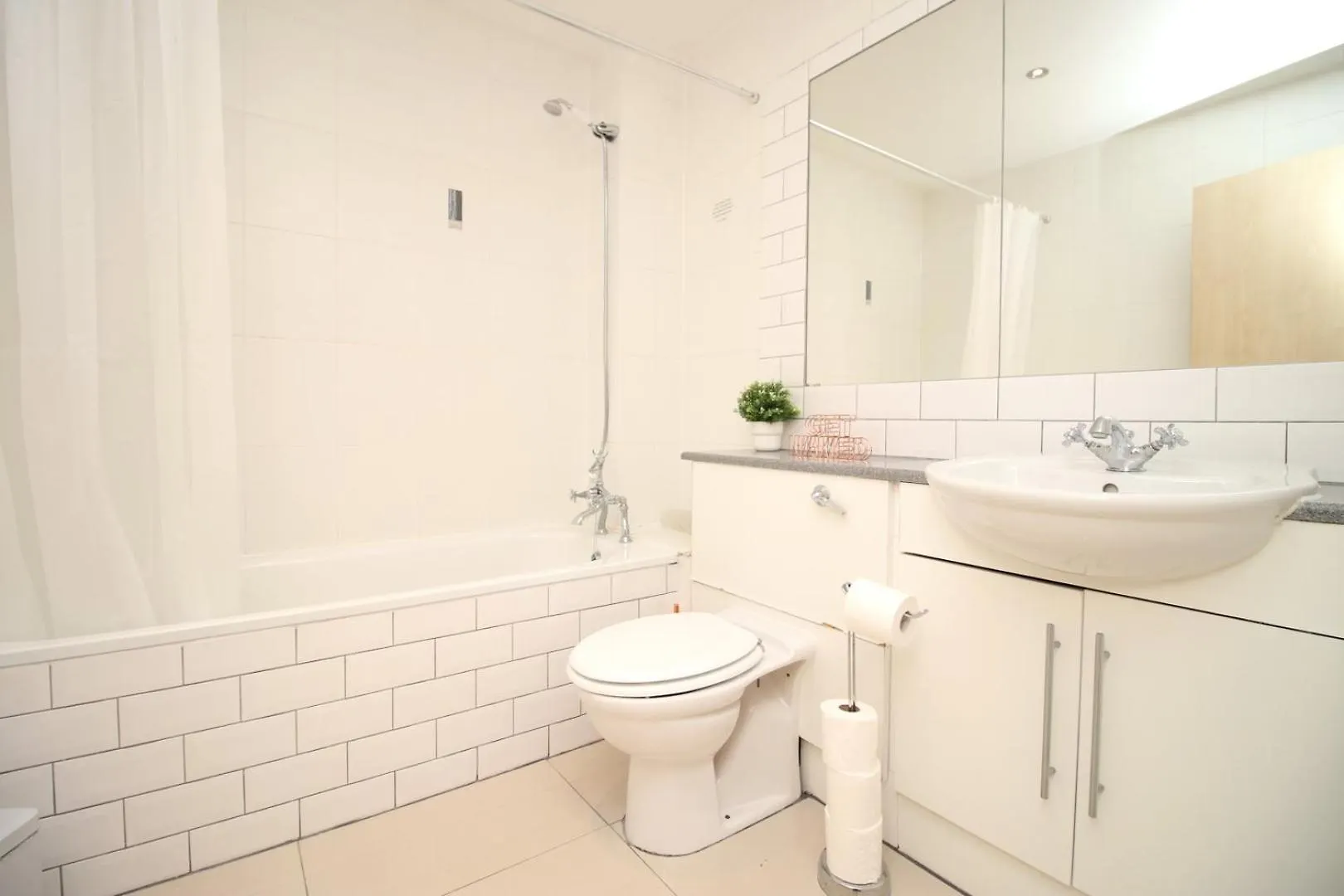 Centrally Located Spacious 2Br | Cohost Partners Cardiff 0*,  Wielka Brytania